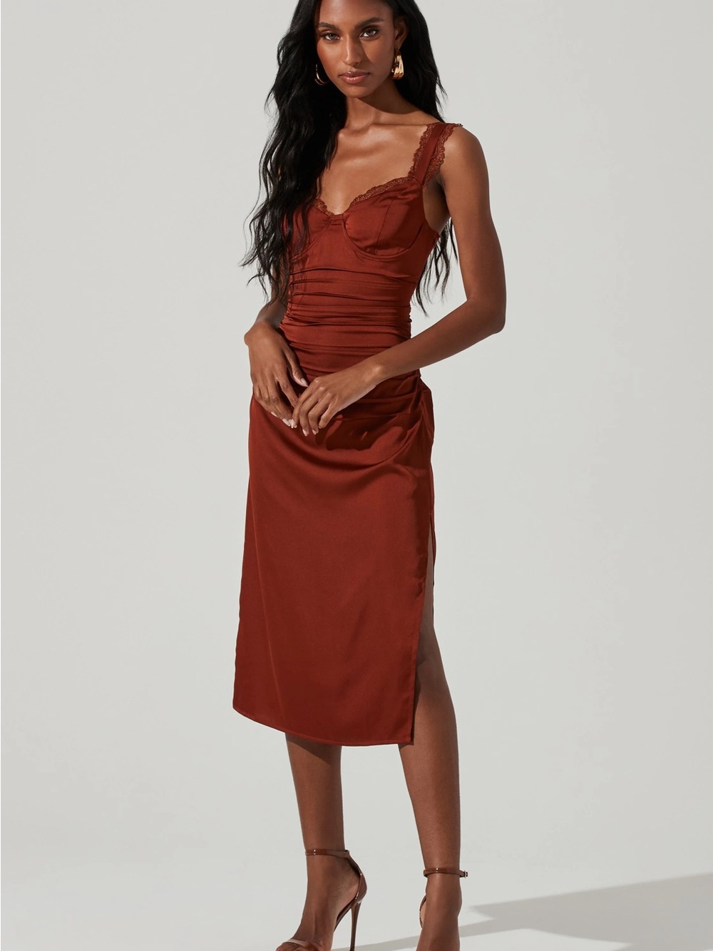 NWOT ASTR The Label Alva Ruched Lace Trim Midi Dress